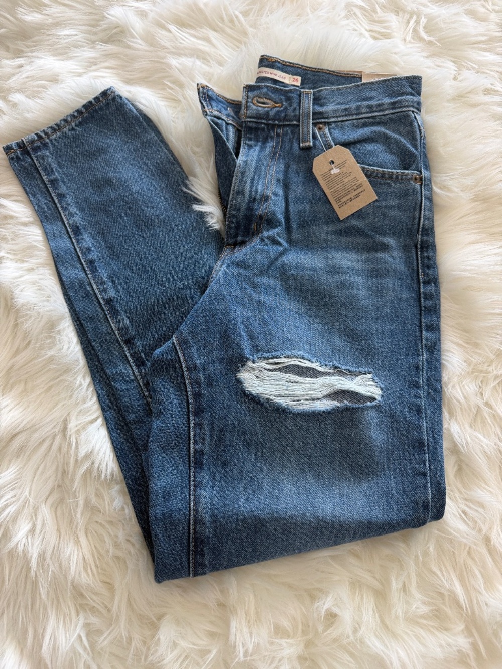 Levi's High-Waisted Mom Jeans - NWT 26x29